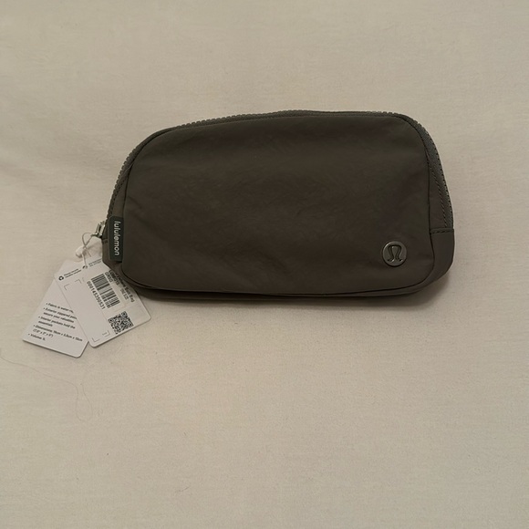 Lululemon Everywhere Belt Bag - Picture 1 of 2